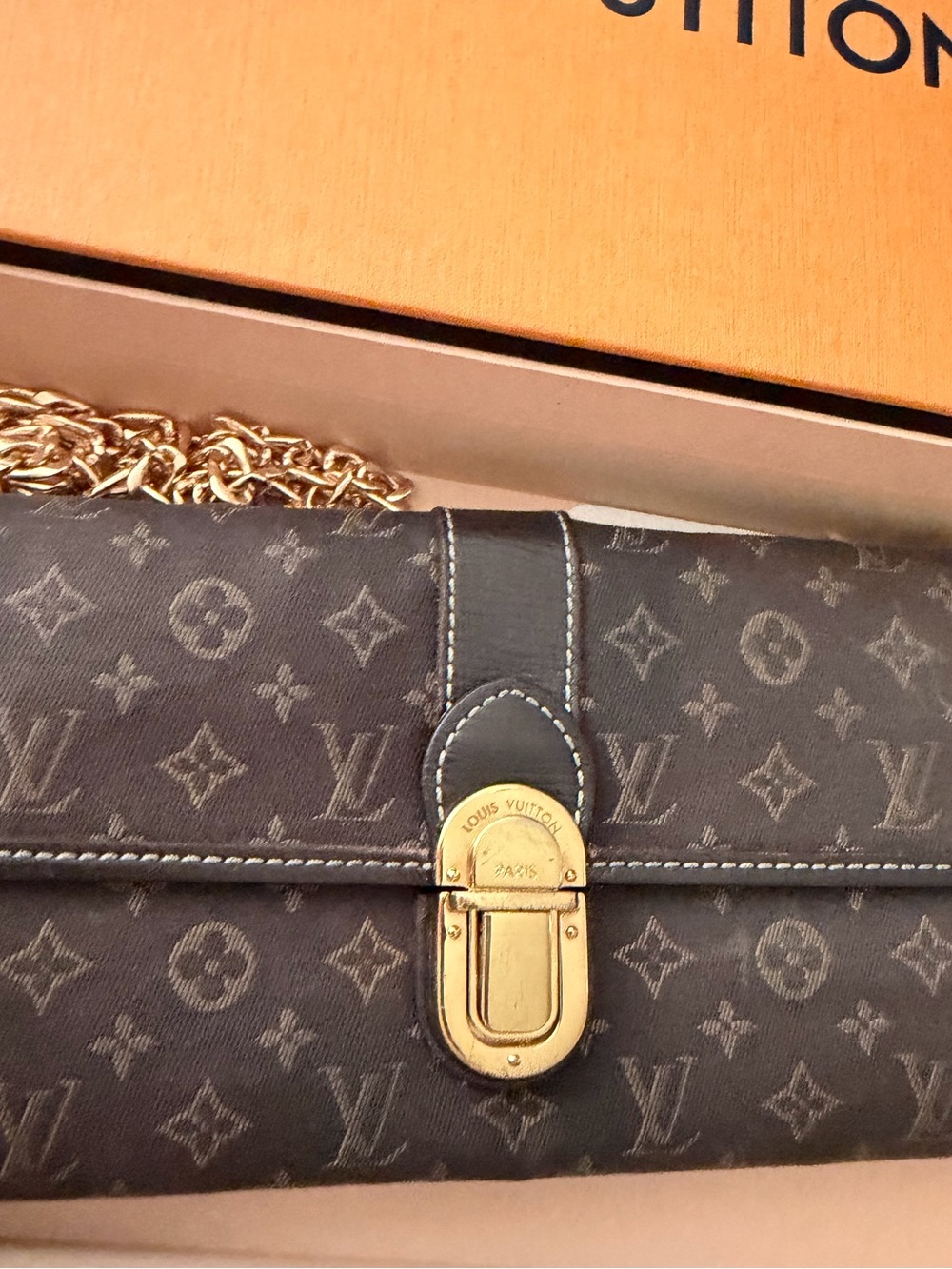 LOUIS VUITTON
Fusain Monogram Idylle Canvas Sarah Wallet